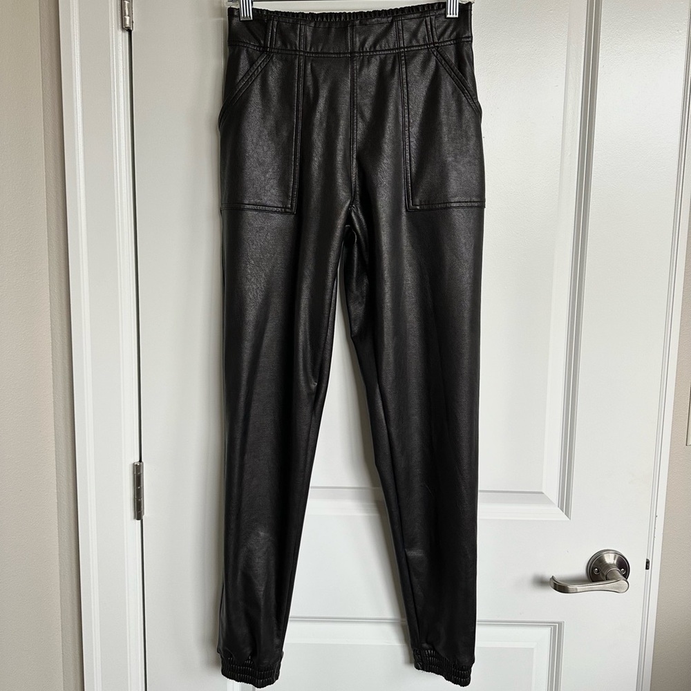 Spanx Faux Leather Jogger Pants sz XS Women's Black Flattering Stretchy Rayon